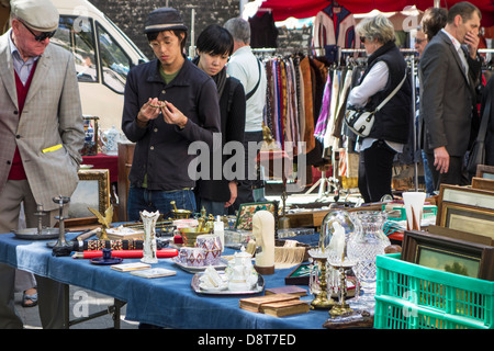 Les touristes japonais à la recherche de bric-à-brac et d'antiquités à vendre au marché aux puces de la ville Banque D'Images
