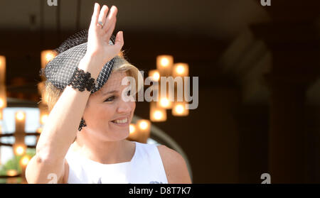 Stuttgart, Allemagne. 4 juin, 2013. Reine néerlandaise Maxima salue la foule à l'extérieur du nouveau Palais à Stuttgart, Allemagne, 04 juin 2013. Roi des Pays-Bas et de la Reine sont sur un voyage de deux jours à l'Allemagne. Photo : FRANZISKA KRAUFMANN/dpa/Alamy Live News Banque D'Images
