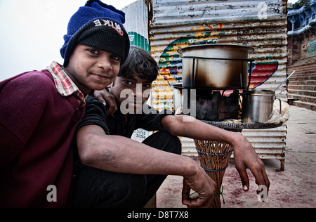 Portrait de deux enfants dans un ghat. Varanasi, Benares, Uttar Pradesh, Inde Banque D'Images