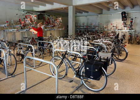 Pour parler de la garde à l'abri à vélos souterrain surveillé et Fietspunt dans la ville de Gand, Belgique Banque D'Images