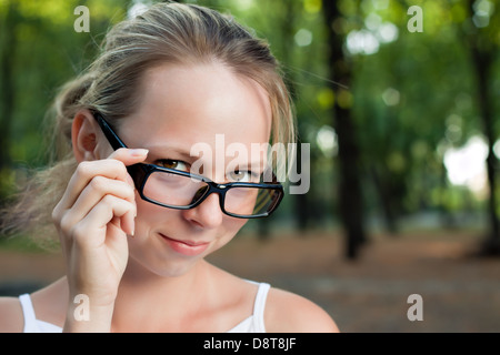 Portrait de jeune femme dans les verres Banque D'Images