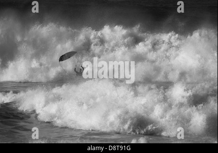 La plage de FISTRAL, Newquay. Pas de surfer une vague au Bucs (universités et collèges britanniques) Sport championnats de surf. Banque D'Images