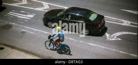 Amateur de vélo utilise une Citibike dans le quartier de Chelsea, New York Banque D'Images