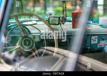 Moscou, Russie - festival Rétro "jours de l'histoire" dans le jardin de l'Ermitage. Retro soviétique Volga voiture. Moscou, 26 mai 2013 Banque D'Images