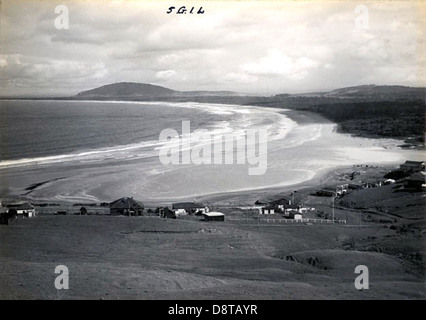 Seven Mile Beach à Gerringong, Illawarra, est réputée pour sa beauté naturelle immaculée et ses larges rives sablonneuses. Cette plage, qui figure dans les registres de l'État de Nouvelle-Galles du Sud, offre un paysage côtier emblématique. Banque D'Images