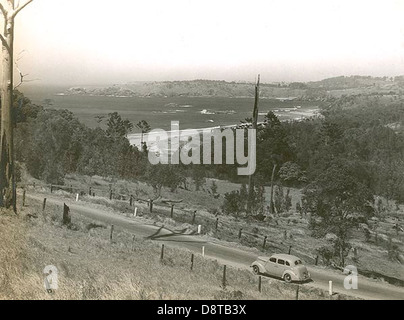 Photographie d'archives en noir et blanc de Korora Beach, située à Coffs Harbour, Nouvelle-Galles du Sud. Cette image capture la beauté naturelle du paysage côtier dans la partie centrale de la côte nord de l'Australie. Banque D'Images