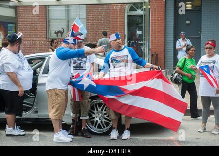 Des milliers de gens pour la Brooklyn Puerto Rican Day Parade dans le quartier de Bushwick à Brooklyn New York Banque D'Images