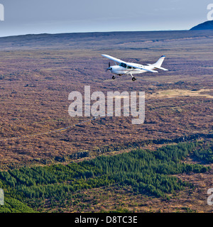 Cessna survolant la côte sud de l'Islande Banque D'Images