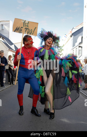 Les hommes en costumes au cours de Gay Pride, Reykjavik, Islande Banque D'Images