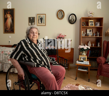 Senior woman dans sa chambre à coucher dans une maison de soins infirmiers, Reykjavik, Islande Banque D'Images