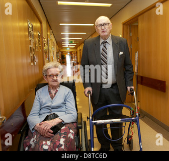 Couple dans maison de soins infirmiers, Reykjavik, Islande Banque D'Images