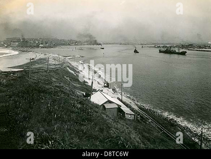 Cette photographie historique en noir et blanc tirée des archives de State Records de Nouvelle-Galles du Sud représente le port de Newcastle dans la région de Hunter en Nouvelle-Galles du Sud. L'image met en évidence le port animé avec des navires amarrés le long du rivage, capturant l'importance du port dans l'histoire maritime de la région. Banque D'Images