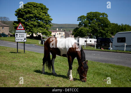 Bainbridge, Richmondshire, North Yorkshire, UK. 4 juin, 2013. Les membres de la communauté des gens du voyage, en route vers l'arrêt Appleby Horse Fair de Cumbria. La foire est un rassemblement annuel de Tsiganes et Voyageurs qui a lieu sur la première semaine de juin, et n'a eu lieu depuis le règne de Jacques II, qui ont accordé une charte royale en 1685 permettant à un cheval juste 'près de la rivière Eden'. Credit : Mar Photographics/Alamy Live News Banque D'Images