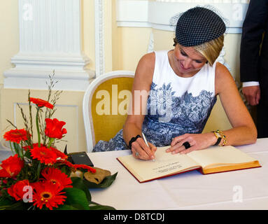 Stuttgart, Allemagne. 4 juin, 2013. Reine néerlandaise Maxima visites'Université Hohenheim de Stuttgart, Allemagne, 04 juin 2013. Roi des Pays-Bas et de la Reine sont sur un voyage de deux jours à l'Allemagne. Photo : DANIEL BOCKWOLDT/dpa/Alamy Live News Banque D'Images