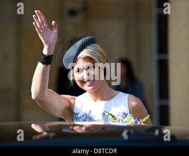 Stuttgart, Allemagne. 4 juin, 2013. Reine néerlandaise Maxima salue la foule à l'extérieur de l'Université Hohenheim de Stuttgart, Allemagne, 04 juin 2013. Roi des Pays-Bas et de la Reine sont sur un voyage de deux jours à l'Allemagne. Photo : DANIEL BOCKWOLDT/dpa/Alamy Live News Banque D'Images