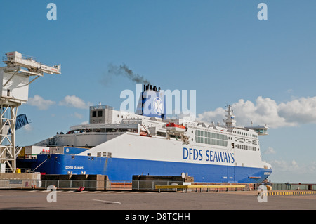 DFDS Seaways ferry channel sur le point de partir de l'Est de Docks Dover Angleterre pour traverser la Manche Banque D'Images