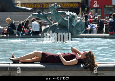 Londres, Royaume-Uni. 4 juin, 2013. Les gens profiter de la météo estivale au centre de Londres. Trafalgar Square Banque D'Images