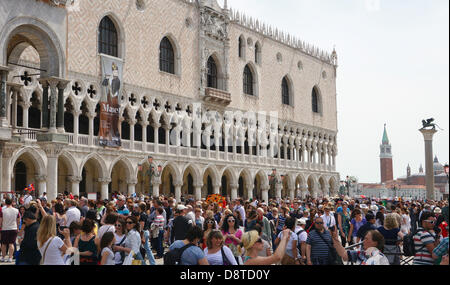 Les touristes sont en photo à côté du Palais des Doges, à la St Mark's Campanile en arrière-plan sur la Piazza San Marco à Venise, Italie, le 3 mai 2013. Photo : Soeren Stache Banque D'Images