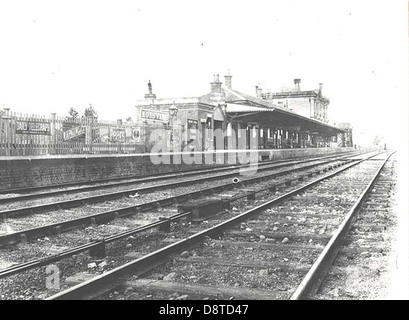 Cette image historique représente la gare ferroviaire de Moss Vale, un arrêt clé de la ligne ferroviaire Illawarra main Southern Railway en Nouvelle-Galles du Sud. La gare a servi de plaque tournante importante pour les transports dans la région à la fin du XIXe siècle. Banque D'Images