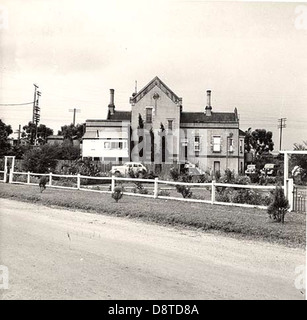 Une photographie de 1950 de la gare ferroviaire d'Emu Plains, située sur la ligne Blue Mountains en Nouvelle-Galles du Sud, capturant la conception de la gare et l'infrastructure de transport. Banque D'Images