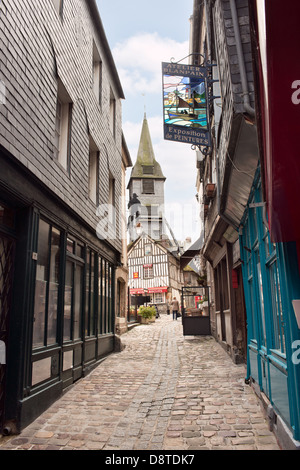 Une rue pavée, à Honfleur, Normandie Banque D'Images