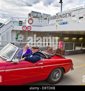 Couple voyageant sur le Ferry, la Norvège Utne Banque D'Images