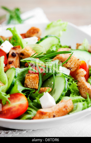 Poulet rôti avec salade, tomates et feta Banque D'Images