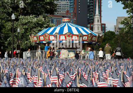 Carousel sur Boston Common, Boston, Massachusetts, avec une mer de drapeaux pour Memorial Day Banque D'Images