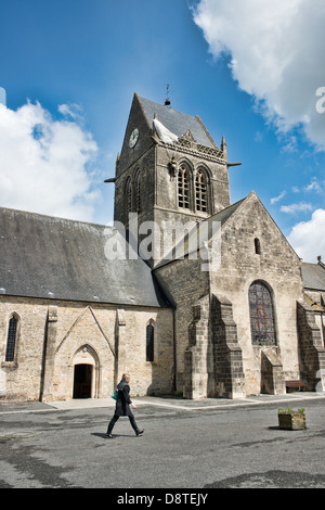 Un parachutiste américain ww2 suspendu de la flèche de l'église de St Mère Eglise, Normandie, France Banque D'Images