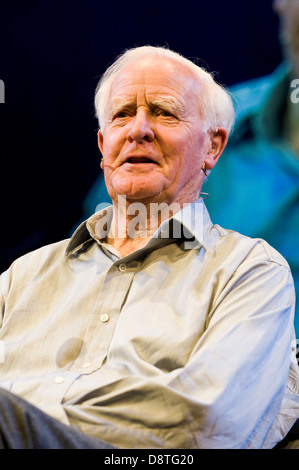 John Le Carre auteur de romans d'espionnage de parler de son travail à Hay Festival 2013 Hay-on-Wye Powys Pays de Galles UK Banque D'Images