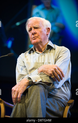 John Le Carre auteur de romans d'espionnage de parler de son travail à Hay Festival 2013 Hay-on-Wye Powys Pays de Galles UK Banque D'Images