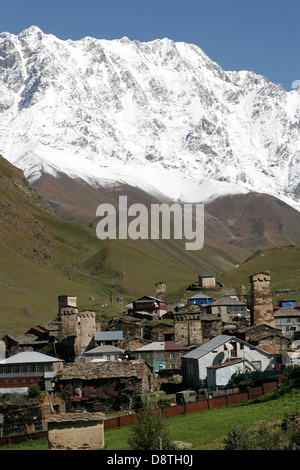 Tours en pierre défensive et maisons traditionnelles en Ushguli village près de Mestia, région de Svaneti, Géorgie, Caucase mountain Banque D'Images