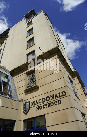 Holyrood Edinburgh - zone autour des édifices du Parlement. MacDonald Holyrood Hotel. Banque D'Images