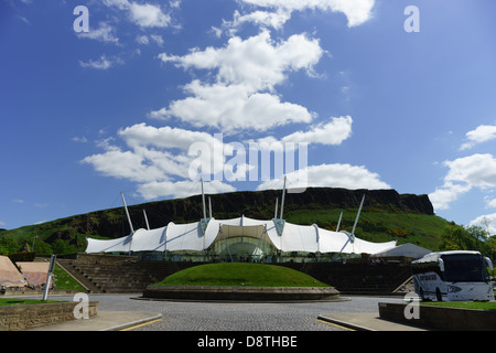 Holyrood Edinburgh - zone autour des édifices du Parlement. Terre dynamique, une attraction touristique. Banque D'Images