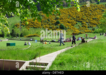 Holyrood Edinburgh - zone autour des édifices du Parlement. Marche à travers le théâtre. Banque D'Images