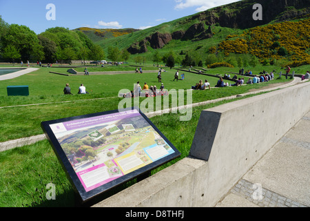 Holyrood Edinburgh - zone autour des édifices du Parlement. Park, amphithéâtre et signer expliquant l'aménagement paysager. Banque D'Images