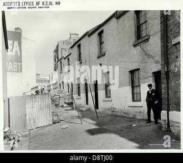 Une photographie d'archives en noir et blanc de Harrington Lane à The Rocks, Nouvelle-Galles du Sud, montrant l'importance historique de la région dans le développement urbain australien et les archives locales. Banque D'Images