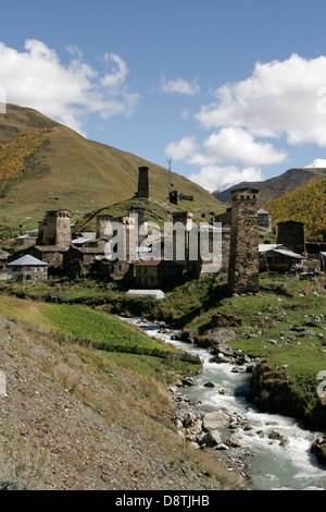 Tours en pierre défensive et maisons traditionnelles en Ushguli village près de Mestia, région de Svaneti, Géorgie, Caucase mountain Banque D'Images