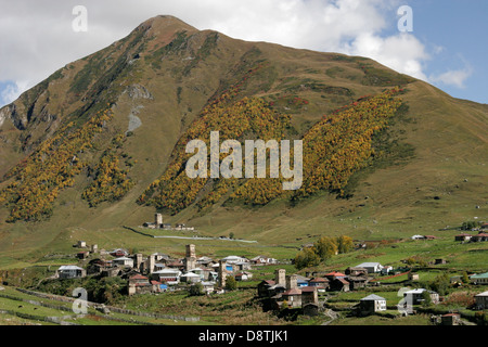 Tours en pierre défensive et maisons traditionnelles en Ushguli village près de Mestia, région de Svaneti, Géorgie, Caucase mountain Banque D'Images