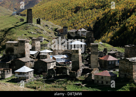 Tours en pierre défensive et maisons traditionnelles en Ushguli village près de Mestia, région de Svaneti, Géorgie, Caucase mountain Banque D'Images