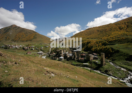 Tours en pierre défensive et maisons traditionnelles en Ushguli village près de Mestia, région de Svaneti, Géorgie, Caucase mountain Banque D'Images