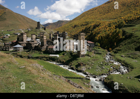 Tours en pierre défensive et maisons traditionnelles en Ushguli village près de Mestia, région de Svaneti, Géorgie, Caucase mountain Banque D'Images