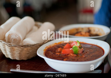 Ragoût d'agneau épicé éthiopien Injera avec pain spongieux Banque D'Images