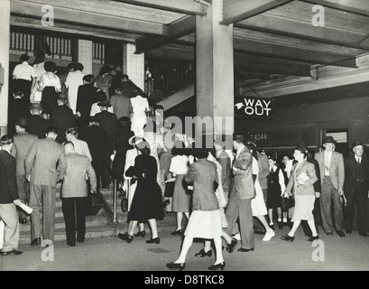Cette photographie en noir et blanc de 1948 montre une gare ferroviaire animée de Wynyard en Nouvelle-Galles du Sud. L'image capture les foules de navetteurs, les tendances de la mode et l'atmosphère dynamique des transports publics du milieu du XXe siècle en Australie. Banque D'Images