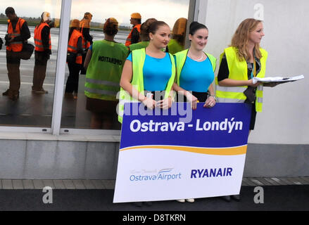 Compagnie aérienne à bas coûts irlandaise Ryanair ouvre un nouveau service d'Ostrava Mosnov du Sanstedem à Londres mardi. Le 4 juin 2013. Sur la photo est le premier avion de Londres s'est posé à Ostrava, République tchèque. (Photo/CTK Jaroslav Ozana) Banque D'Images