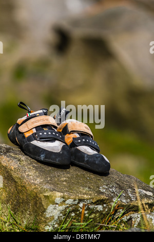 Chaussures d'escalade avec arrière-plan flou à Stanage Edge, UK Banque D'Images