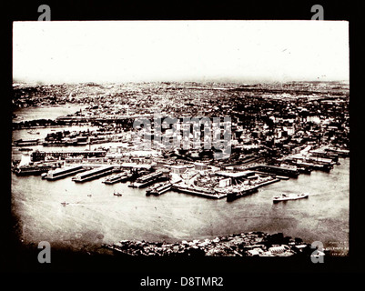 Cette photographie aérienne en noir et blanc offre une vue imprenable sur Circular Quay de Sydney, Darling Harbour et les zones avoisinantes, notamment Millers point et Walsh Bay. La photo capture les principaux monuments et l'agencement urbain dynamique de la ville. Banque D'Images