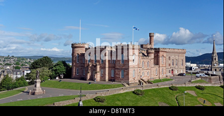 Le château d'Inverness est orienté vers le sud-est, face à la façade d'Inverness en Écosse, avec la statue de Flora MacDonald à gauche Banque D'Images