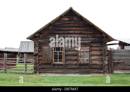 Ancienne maison de bois dans un vieux village russe Banque D'Images