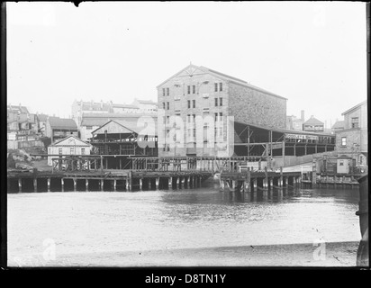 Cette photographie historique en noir et blanc montre le front de mer dans Elizabeth Bay et Pyrmont, situé à l'extrémité ouest de Harris Street en Nouvelle-Galles du Sud. L'image fait partie des archives des dossiers d'État du Conseil des services maritimes. Banque D'Images